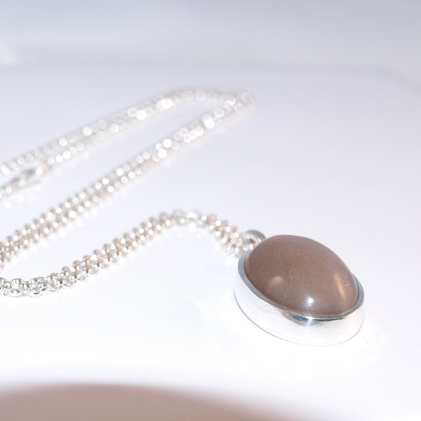Reflektierender Mondstein-Anhänger mit Kette