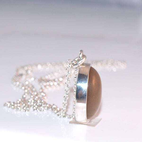 Reflektierender Mondstein-Anhänger mit Kette