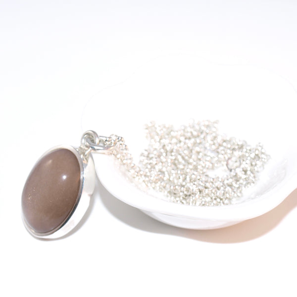 Reflektierender Mondstein-Anhänger mit Kette