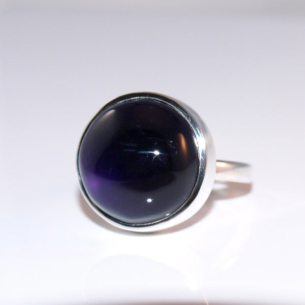 Eleganter Amethyst Ring – Handgefertigter Silberring mit großem rundem und violettem Stein