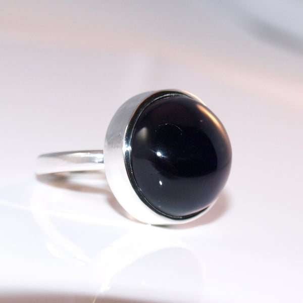 Eleganter Amethyst Ring – Handgefertigter Silberring mit großem rundem und violettem Stein