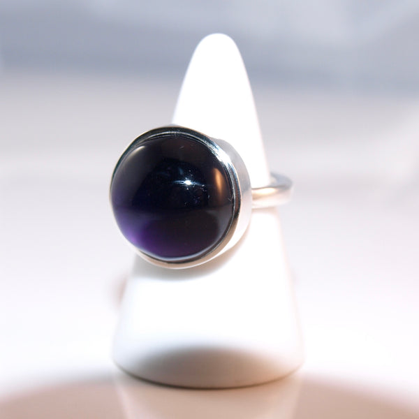 Eleganter Amethyst Ring – Handgefertigter Silberring mit großem rundem und violettem Stein