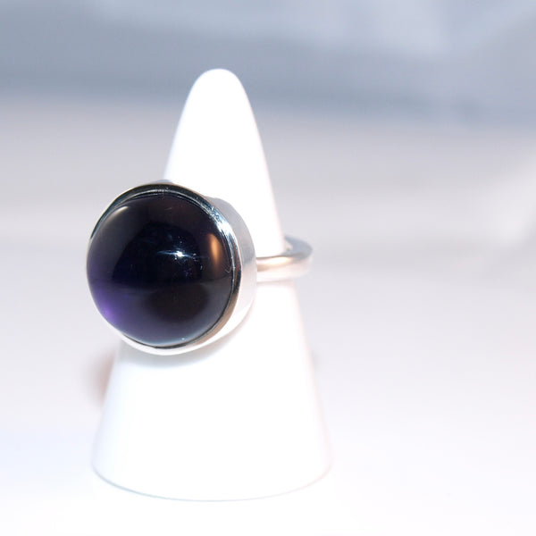 Eleganter Amethyst Ring – Handgefertigter Silberring mit großem rundem und violettem Stein