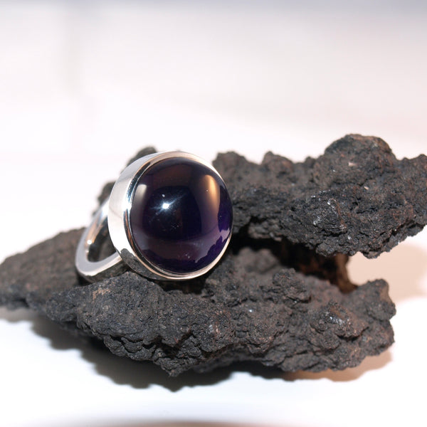 Eleganter Amethyst Ring – Handgefertigter Silberring mit großem rundem und violettem Stein