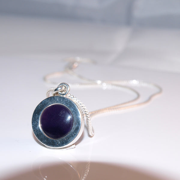 Runder Amethyst-Anhänger – Silberkette mit violettem Edelstein