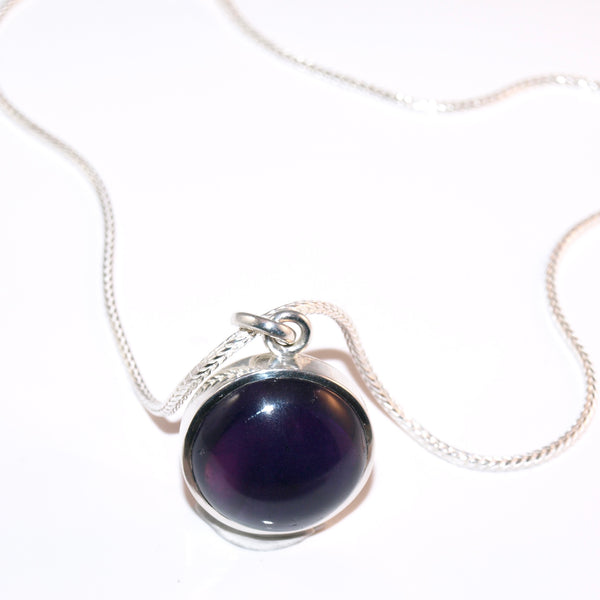 Runder Amethyst-Anhänger – Silberkette mit violettem Edelstein