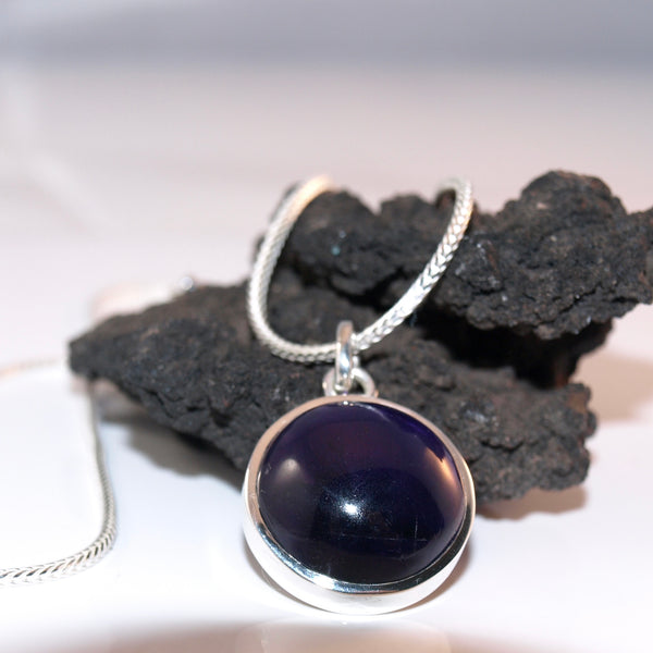 Runder Amethyst-Anhänger – Silberkette mit violettem Edelstein