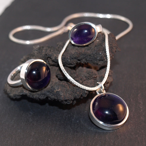 Eleganter Amethyst Ring – Handgefertigter Silberring mit großem rundem und violettem Stein