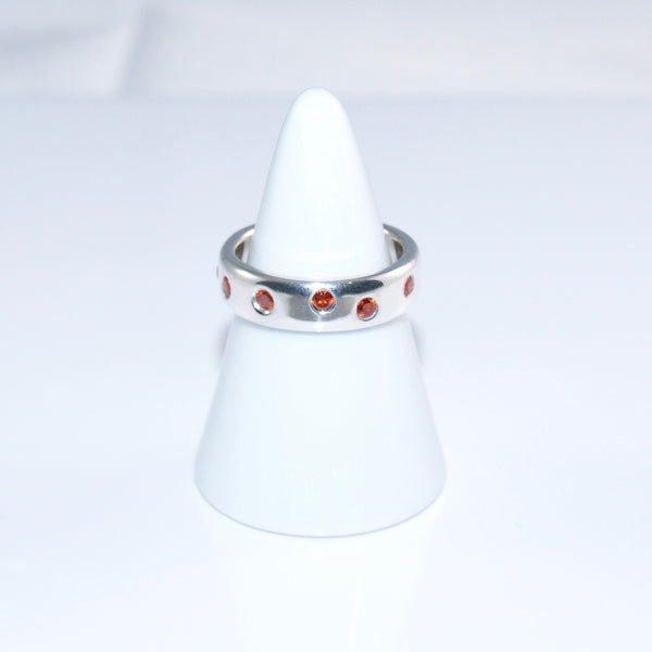 Silberring mit 11 orangenen Zirkoniasteinen. Größe 57