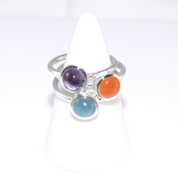 Drei Stapelringe wie ein bunter Blumenstrauß. Aquamarin – Amethyst – Karneol