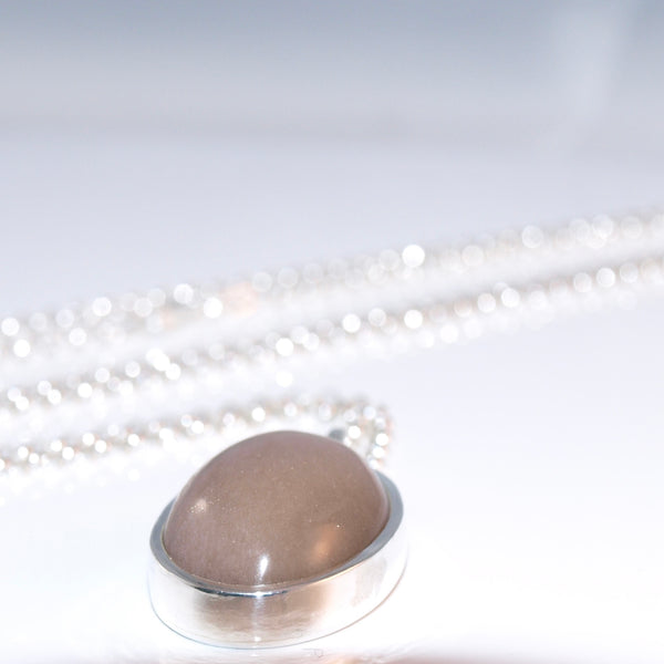 Reflektierender Mondstein-Anhänger mit Kette