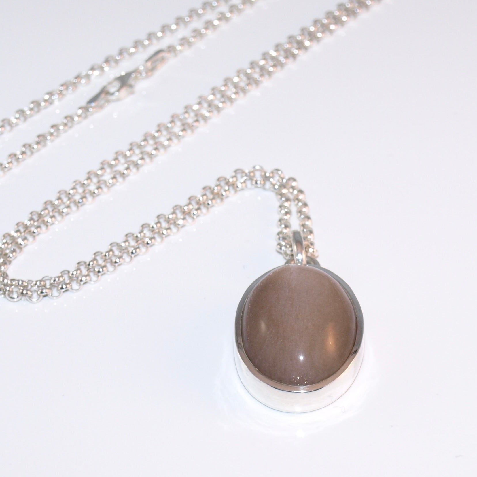 Reflektierender Mondstein-Anhänger mit Kette