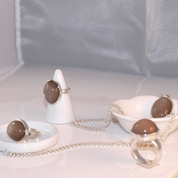Reflektierender Mondstein-Anhänger mit Kette