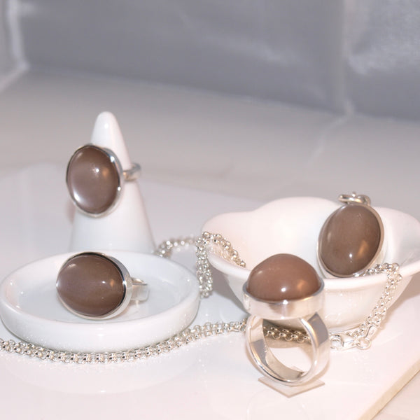 Reflektierender Mondstein-Anhänger mit Kette