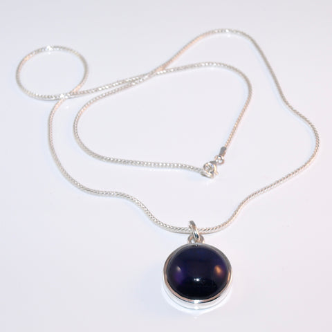 Runder Amethyst-Anhänger – Silberkette mit violettem Edelstein