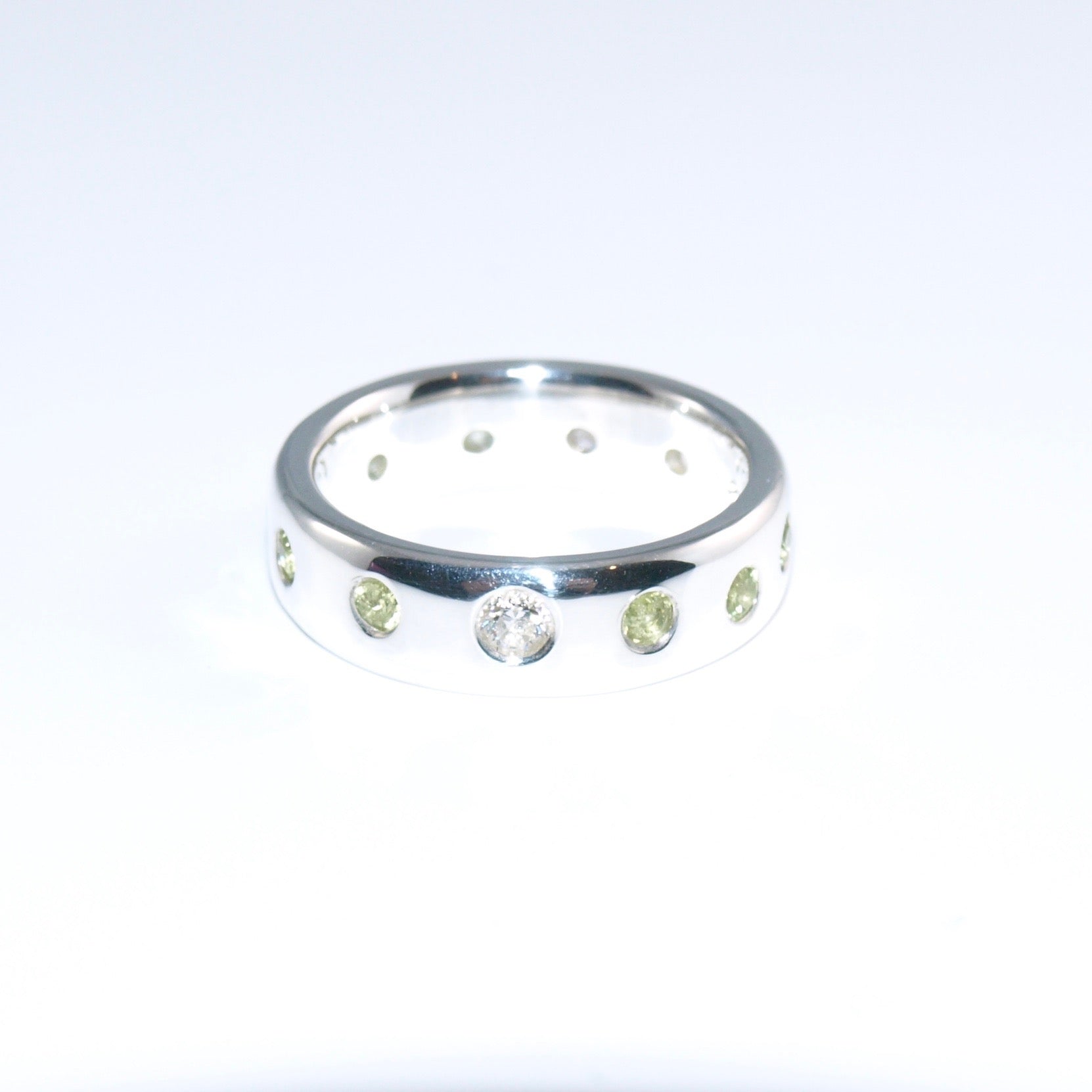 Grün & Weiß! Peridot-Zirkonien-Ring. Größe 58