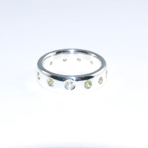 Grün & Weiß! Peridot-Zirkonien-Ring. Größe 58