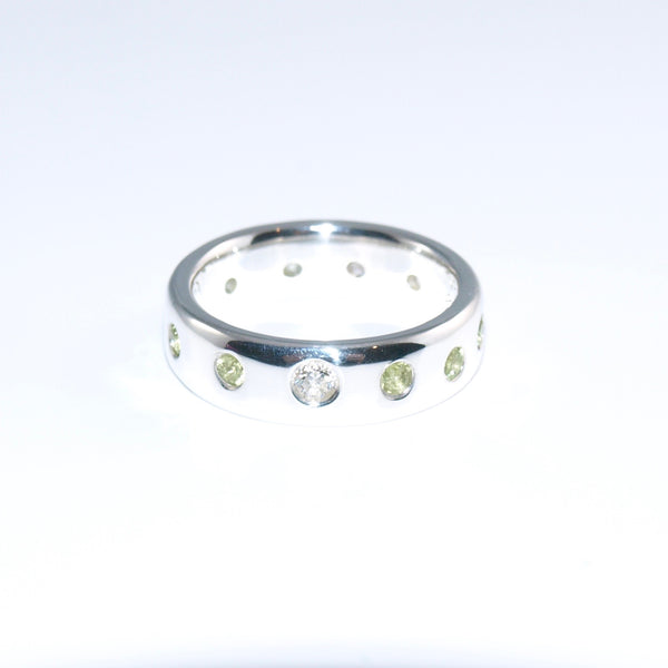 Grün & Weiß! Peridot-Zirkonien-Ring. Größe 58