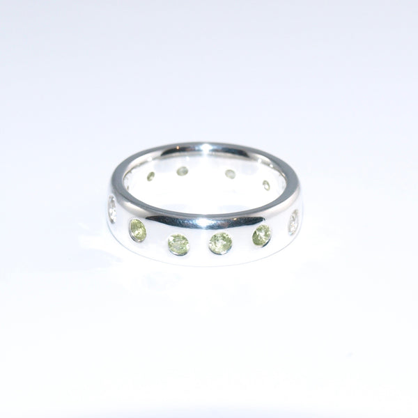 Grün & Weiß! Peridot-Zirkonien-Ring. Größe 58