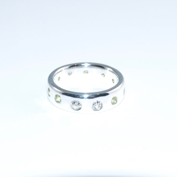 Grün & Weiß! Peridot-Zirkonien-Ring. Größe 58