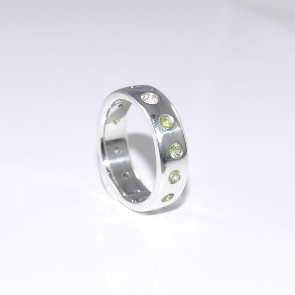 Grün & Weiß! Peridot-Zirkonien-Ring. Größe 58
