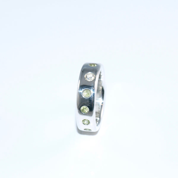 Grün & Weiß! Peridot-Zirkonien-Ring. Größe 58
