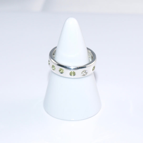 Grün & Weiß! Peridot-Zirkonien-Ring. Größe 58