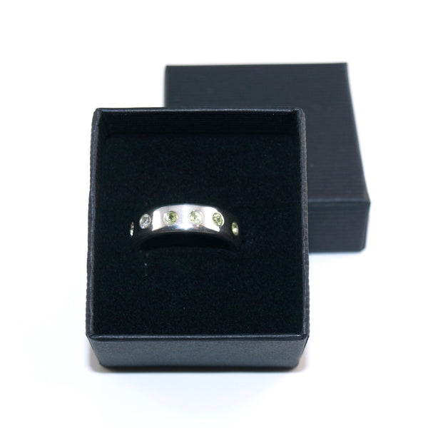 Grün & Weiß! Peridot-Zirkonien-Ring. Größe 58